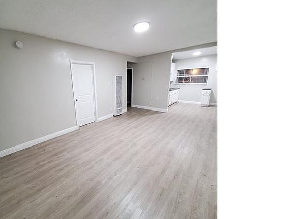5th image of 850 W 95th St #8