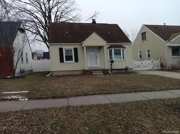 2027 Regina Ave, Lincoln Park, MI 48146