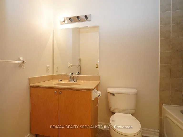 330 Princess Royal Dr #320 — Photo 20