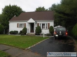 5 Oakwood Ct, Clifton, NJ 07012
