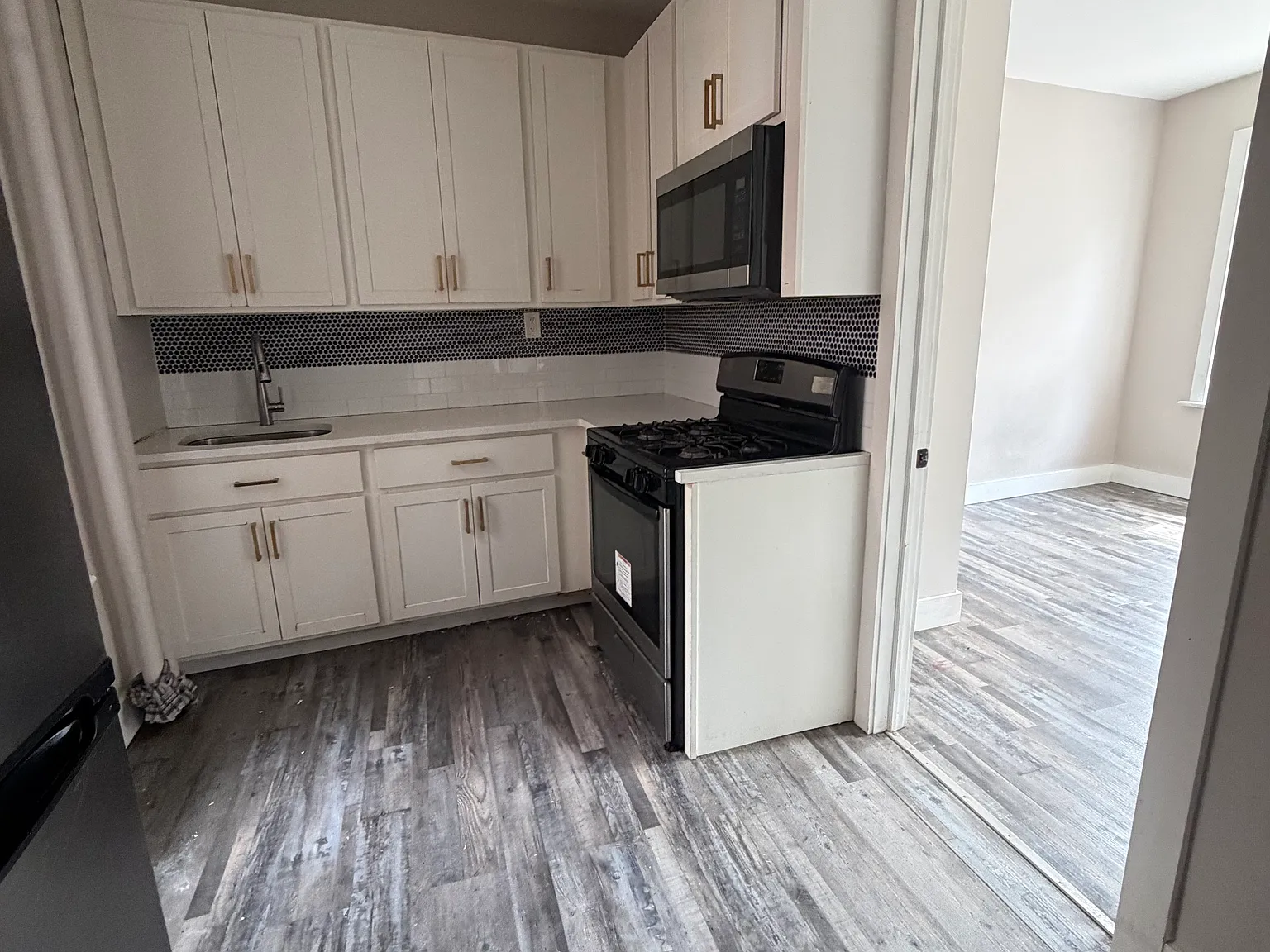 3 bed, 900 sqft, $2,075 — Photo 2