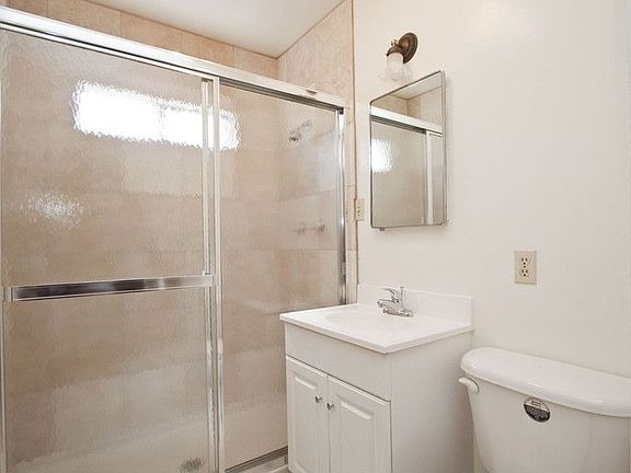 4th image of 233 N Claremont Ave