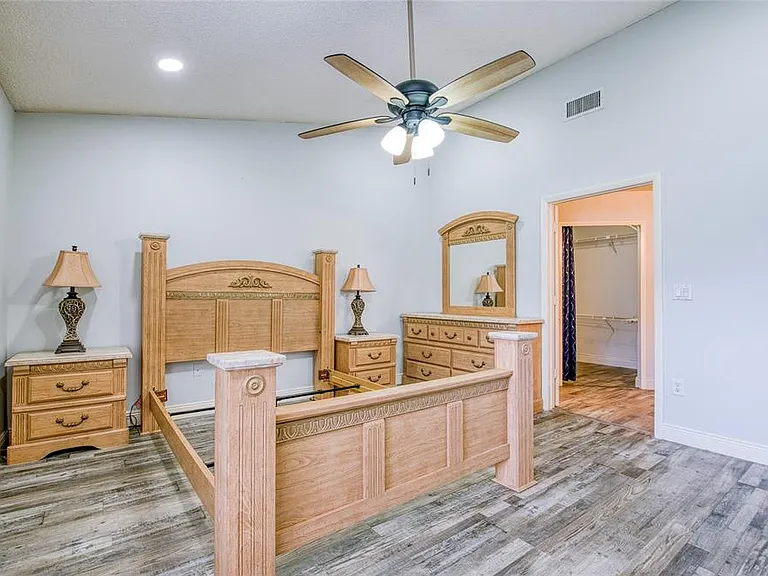 2390 Bentley Dr — Photo 21