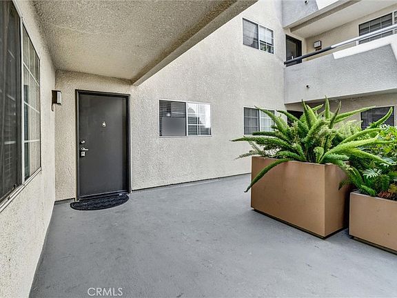 3rd image of 5500 Owensmouth Ave APT 122