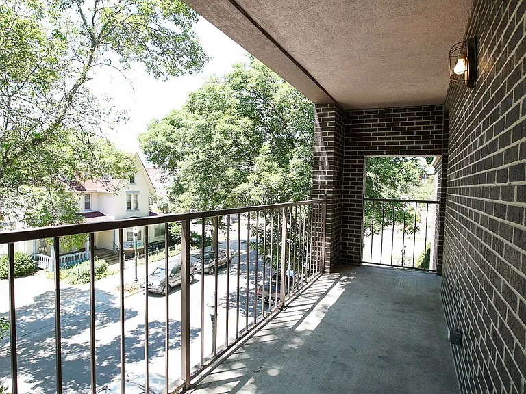 415 N Henry St — Photo 37