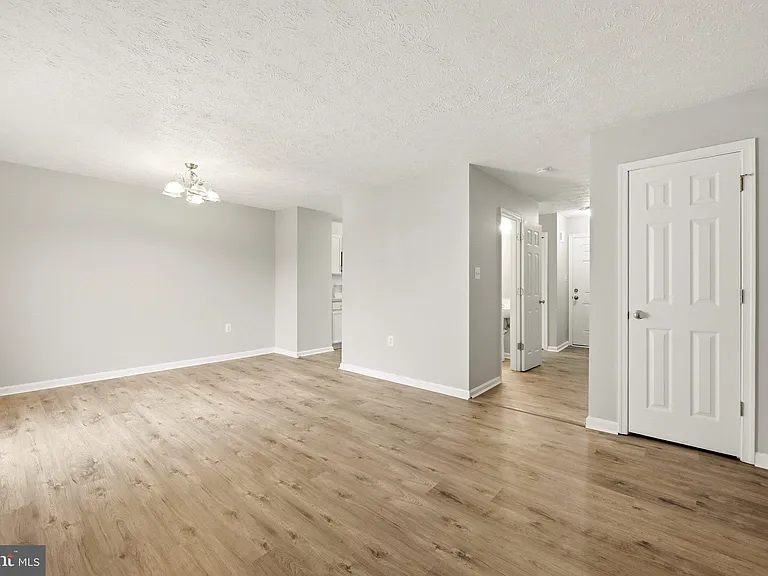 219 Surrey Club Ln — Photo 8