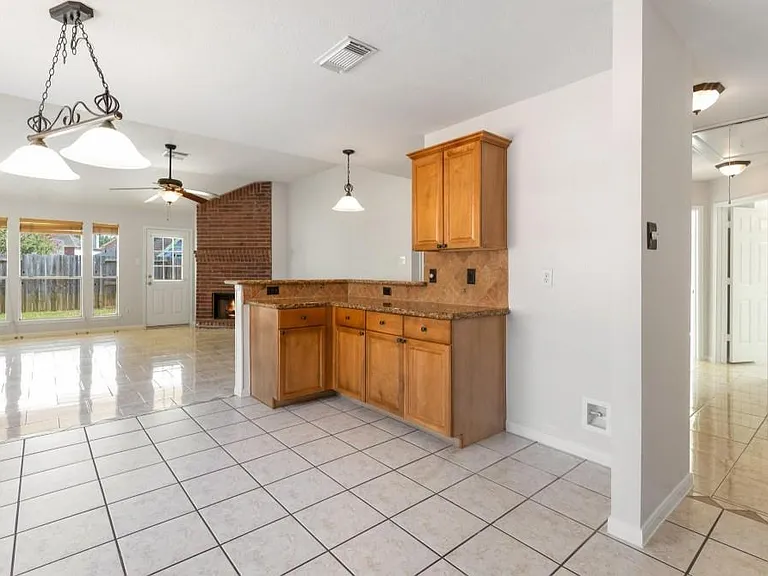 21812 Whispering Forest Dr — Photo 10