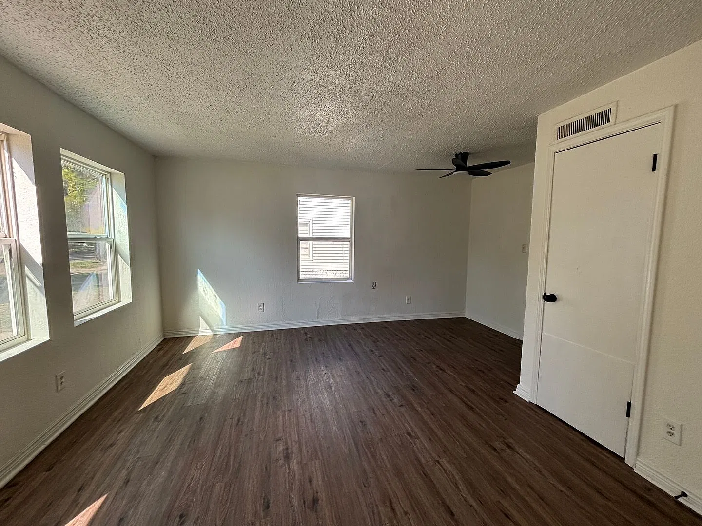 2 Bedroom, 1 Bathroom Home with Fenced Backyard located Northeast Wichita — Photo 3