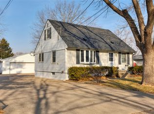 2916 E 37th Ct, Des Moines, IA 50317