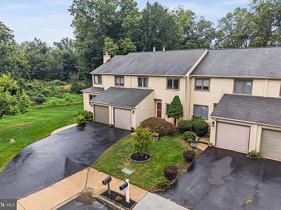 3rd image of 621 Hillcrest Ct