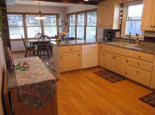 1293 Blackhawk Dr, Dubuque, IA 52003