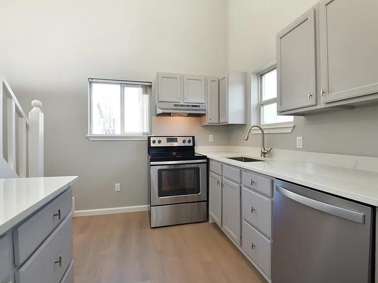 1702 S G St — Photo 10