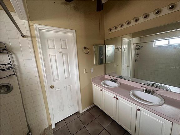 3rd image of 1629 Brook Hollow Dr