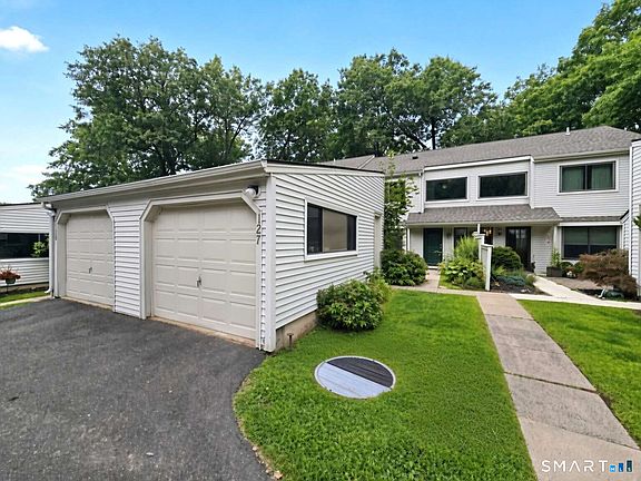 2nd image of 127 Farmington Chase Crescent #127