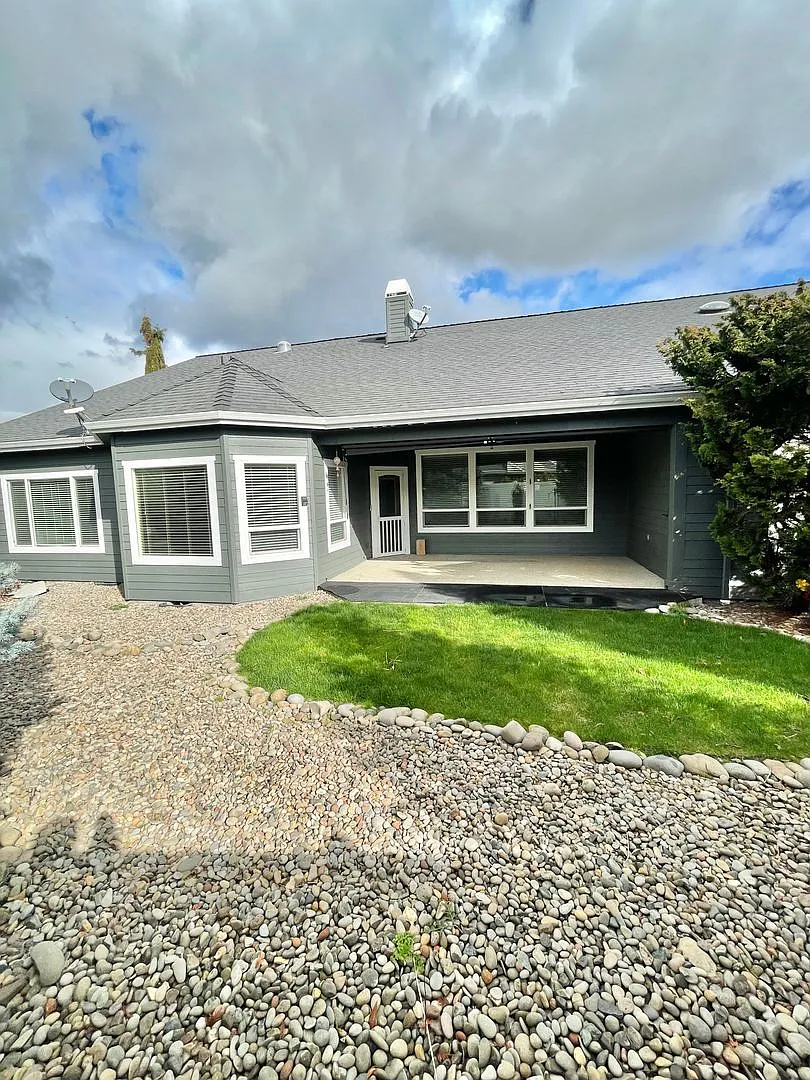 2 Bedroom-2 Bath single Family Home in Gate Community-Eagle Point Golf Course-Eagle Point, Oregon — Photo 3