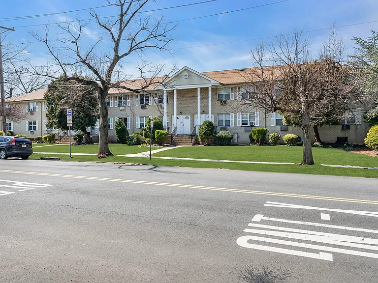 Cheryl Gardens — Photo 6
