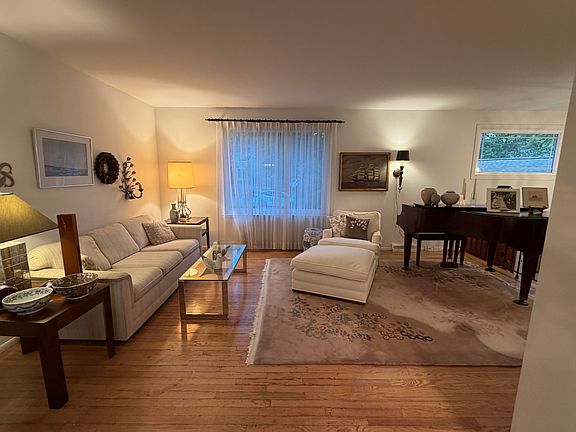 4th image of 584 Reed St