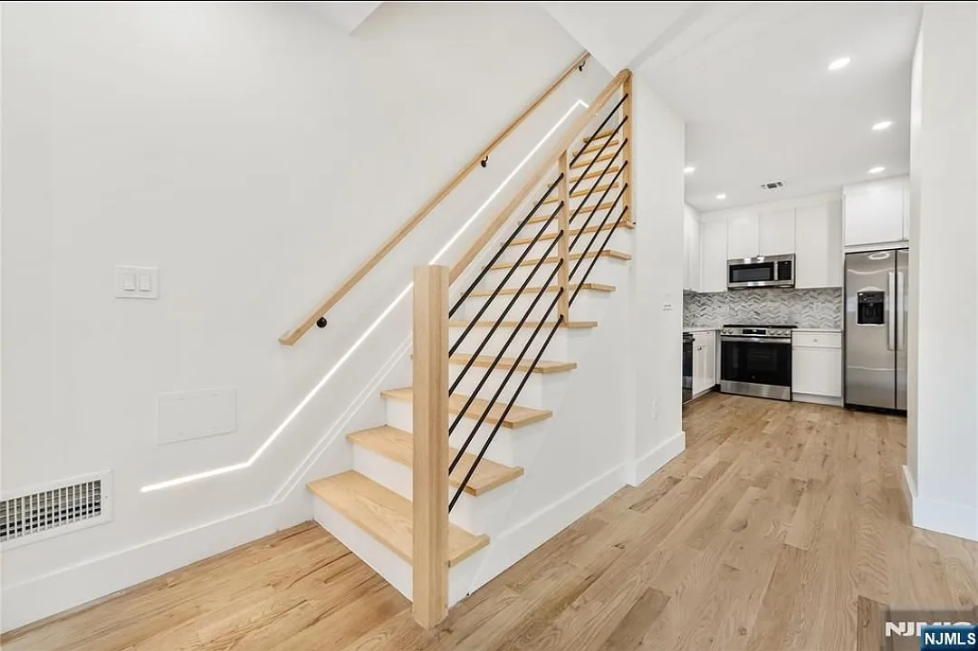 3 bed, 1.5 bath, 1150 sqft, $3,500 — Photo 3