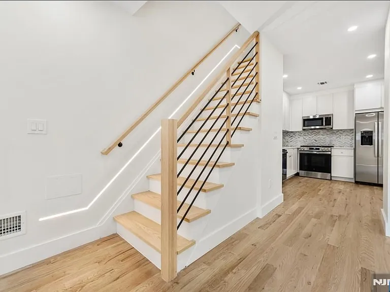 412 Davis Ave — Photo 2