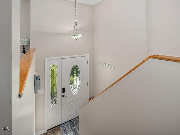 4th image of 32 Scully Avenue