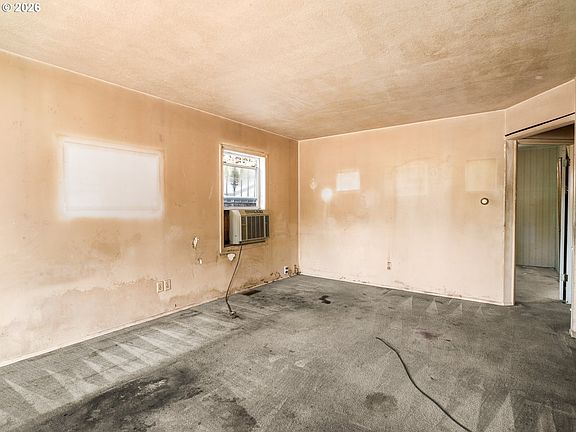 5th image of 5419 SE Steele St