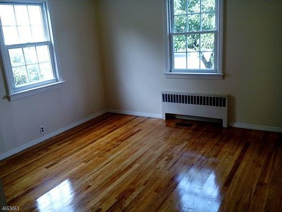 4th image of 564 Bridgewater Ave