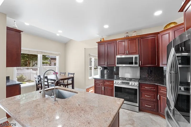 4 bed, 3.5 bath, 2323 sqft, $4,500 — Photo 4