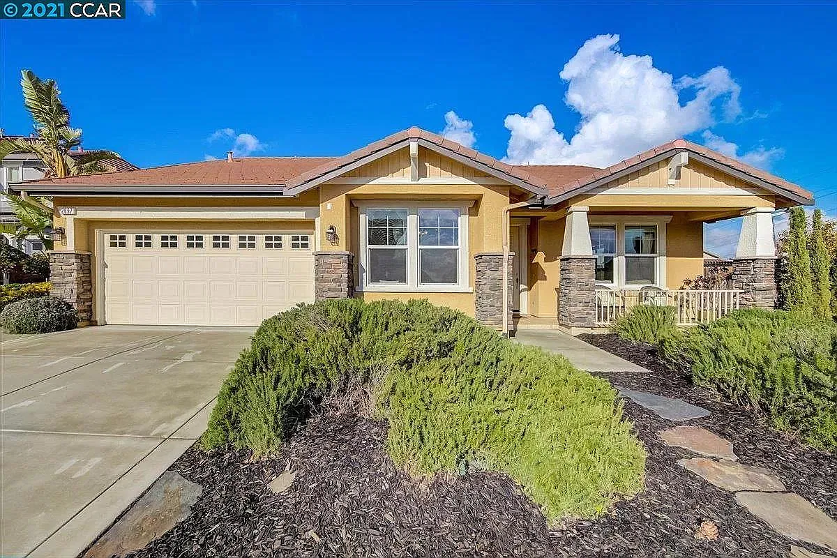 4 bed, 2323 sqft, $3,590 — Photo 1