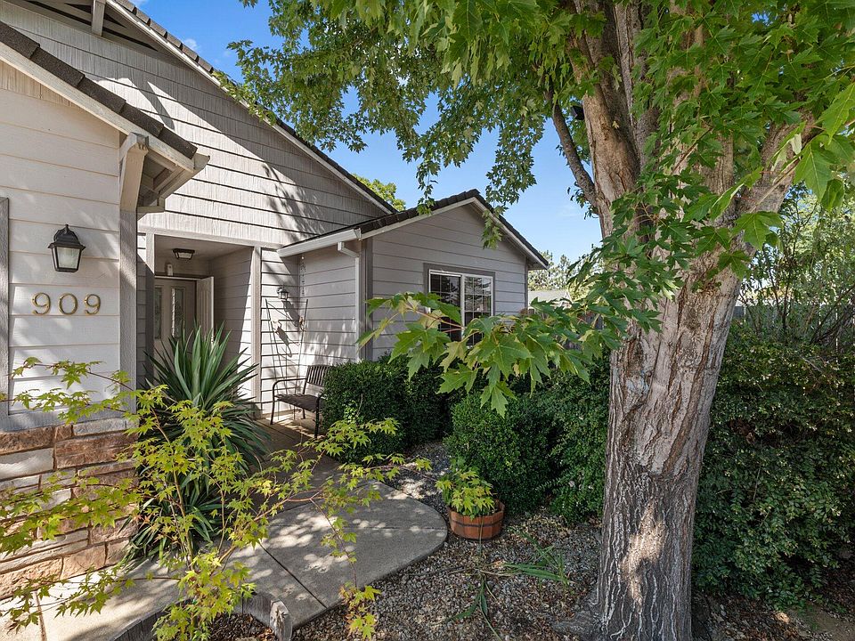 1st image of 909 Colinwood Ln