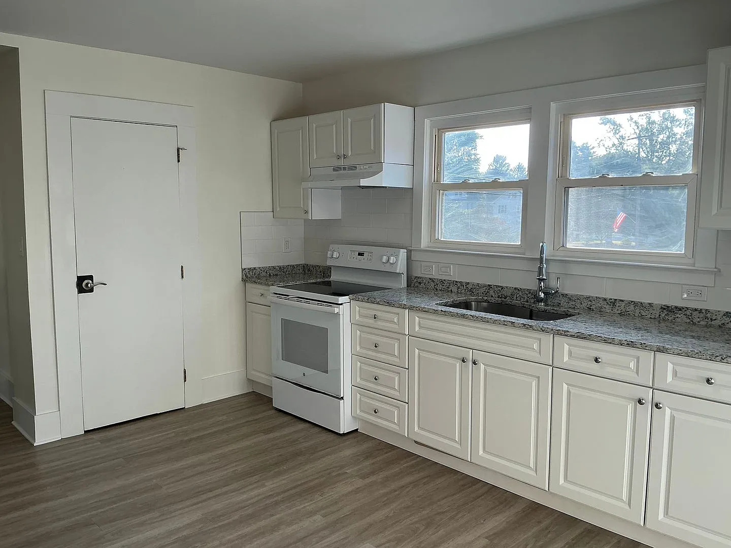 Completely remodeled 3-bedroom Home in Cromwell — Photo 2