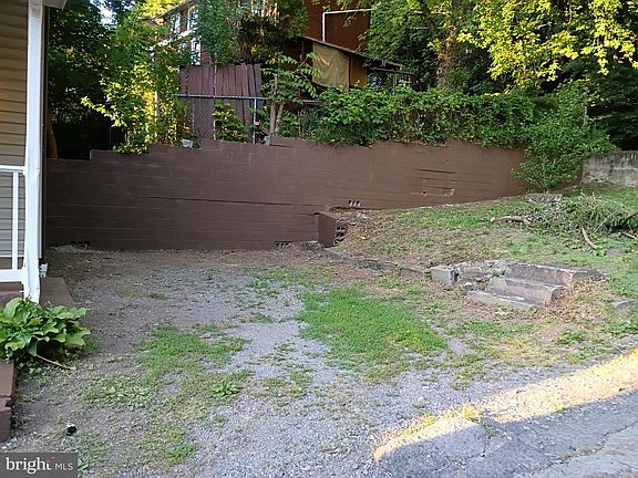 4th image of 652 Baker St