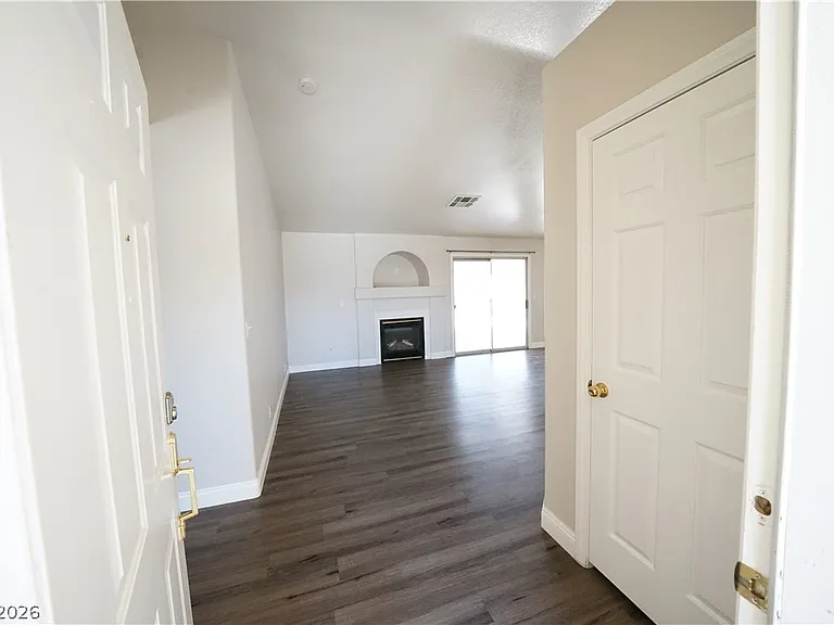 916 Clubview Dr — Photo 5