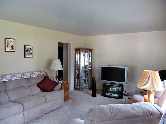 5th image of 1001 E Elm St