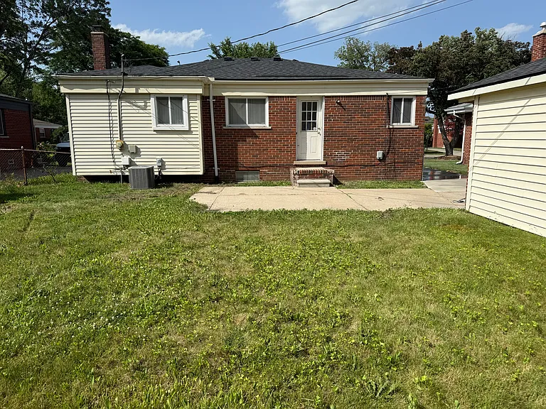 20212 Sunnyside St — Photo 4