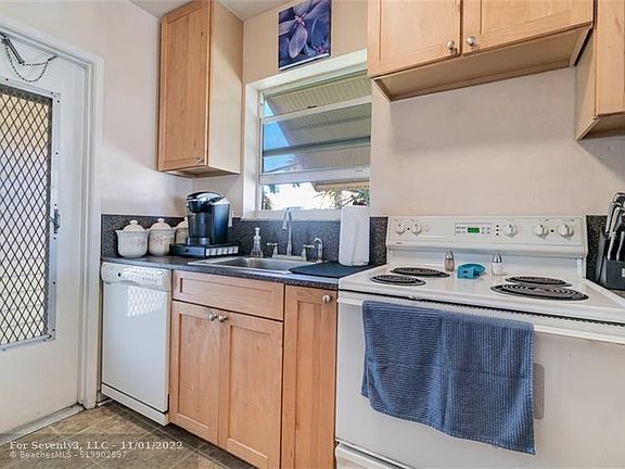 3rd image of 1951 NE 39th St APT 364