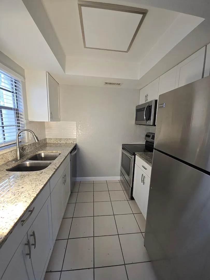 600 N Grove St - 4 — Photo 2