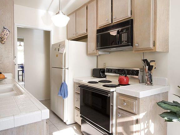 3rd image of 909 Grant St APT 5