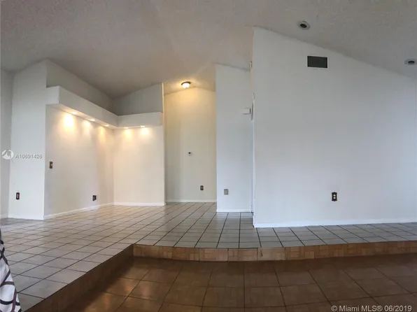 19200 NW 81st Pl, Hialeah, FL 33015