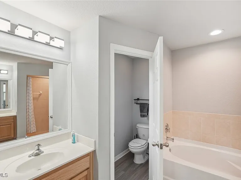 940 Belmont St E — Photo 31
