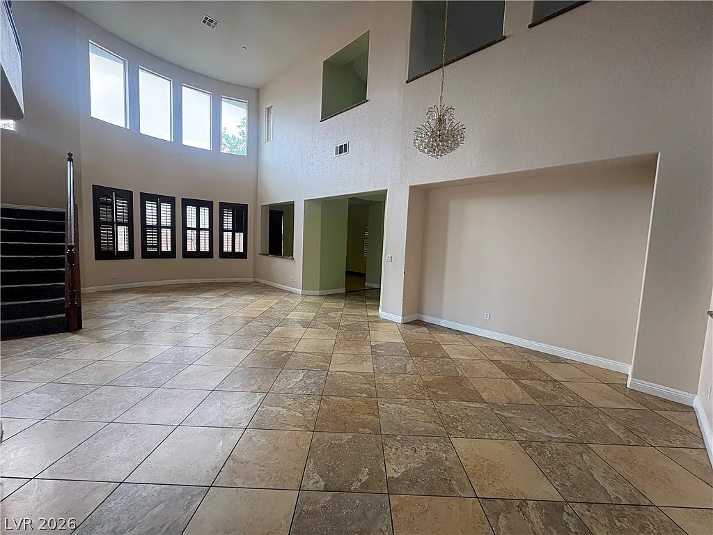 5 bed, 4.0 bath, 3987 sqft, $3,252 — Photo 3