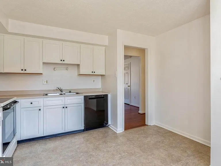 8 Tatler Pl — Photo 18