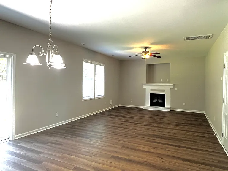 1044 Jade Ln — Photo 7