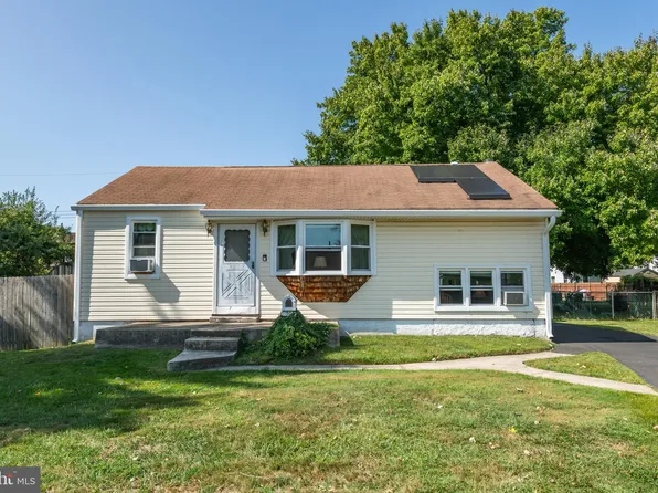 30 Green Lynne Dr, Levittown, PA 19057