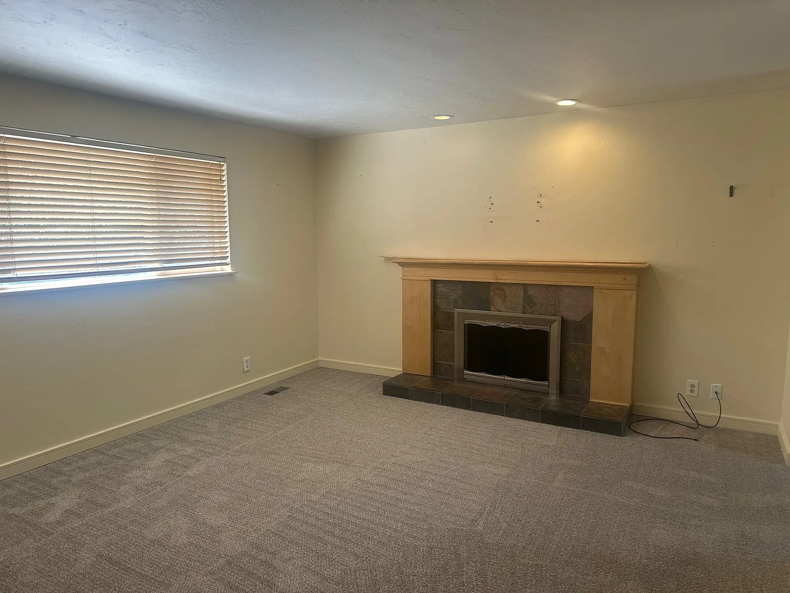4 bed, 1938 sqft, $2,700 — Photo 2