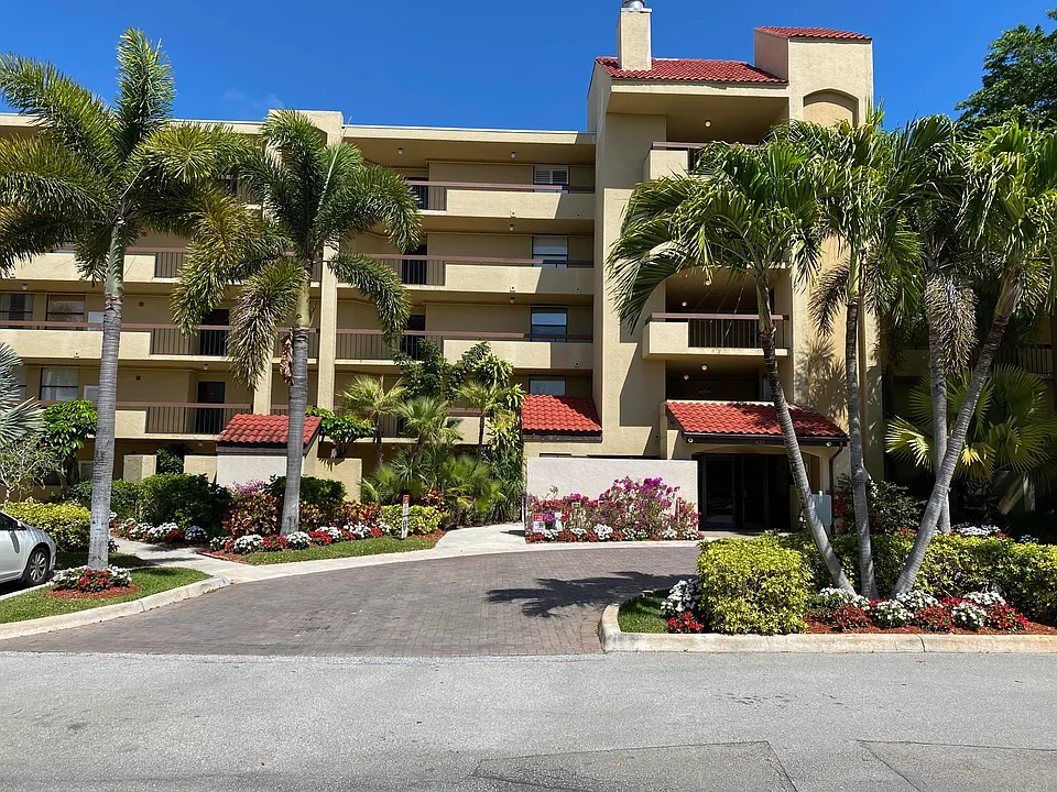 825 Egret Cir #103