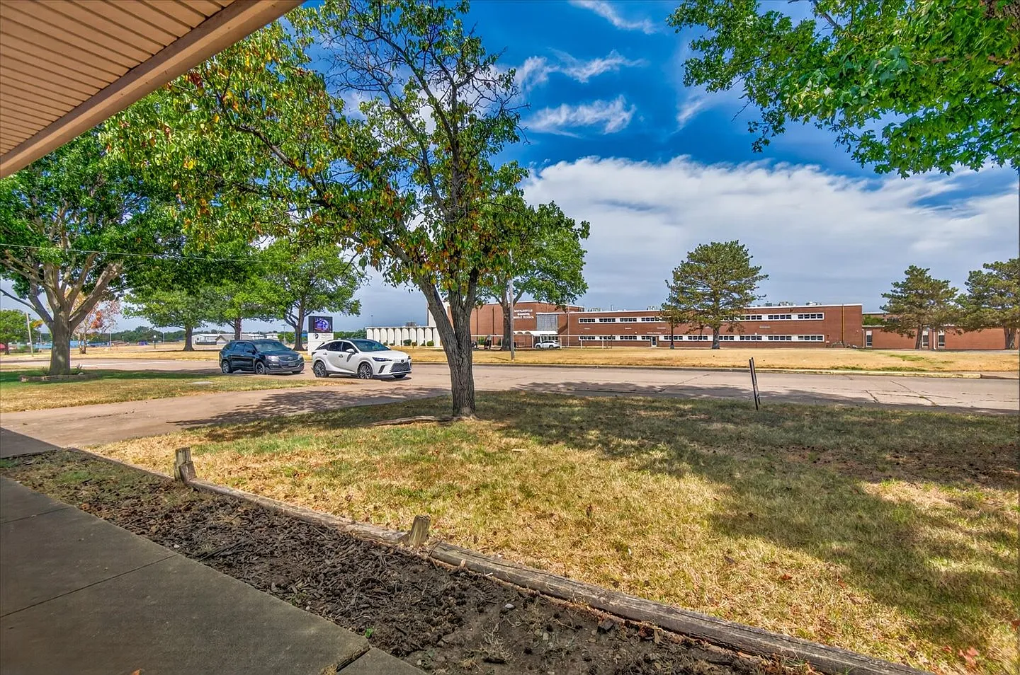 4 bed, 1800 sqft, $1,600 — Photo 2
