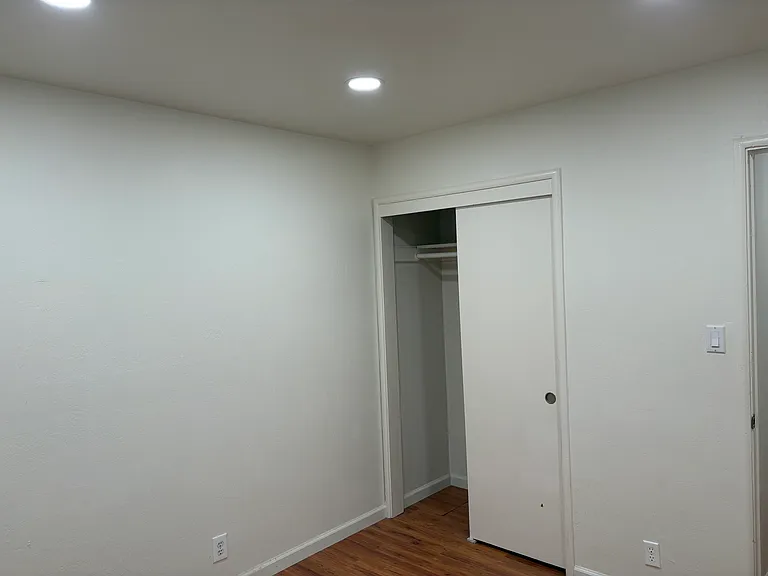 215 Saint Nicholas Ct — Photo 13
