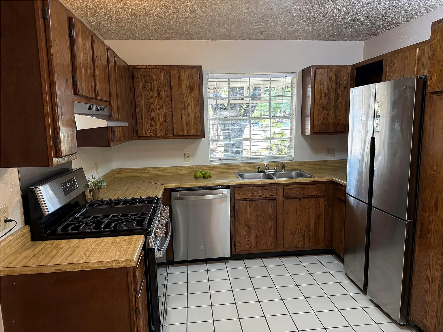 2 bed, 1.0 bath, 1680 sqft, $1,495 — Photo 2