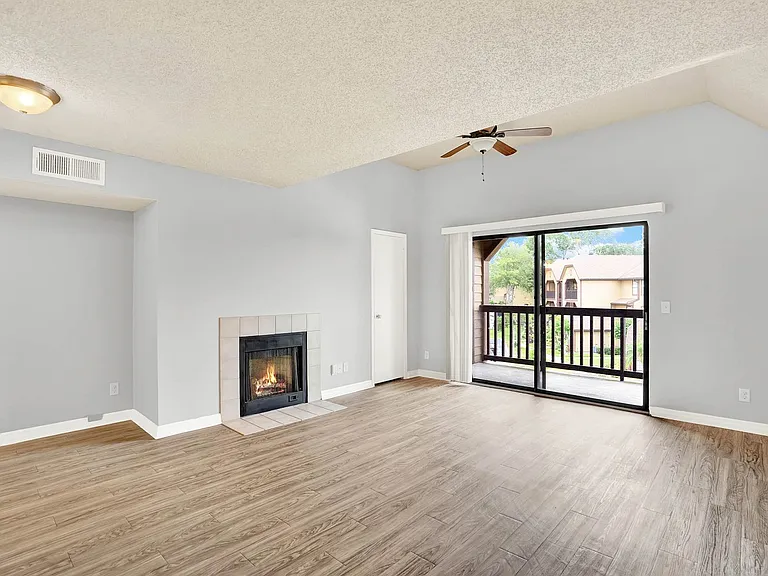 345 Lakepointe Dr #304 — Photo 2