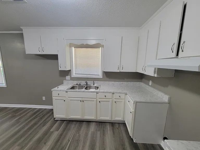 126 Hillside Dr — Photo 3